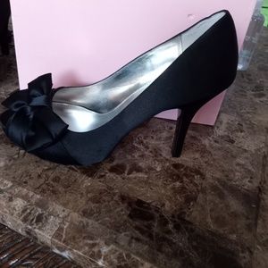MAVIS - - BLACK LUSTER SA Nina black open toe heel with bow size 11  M